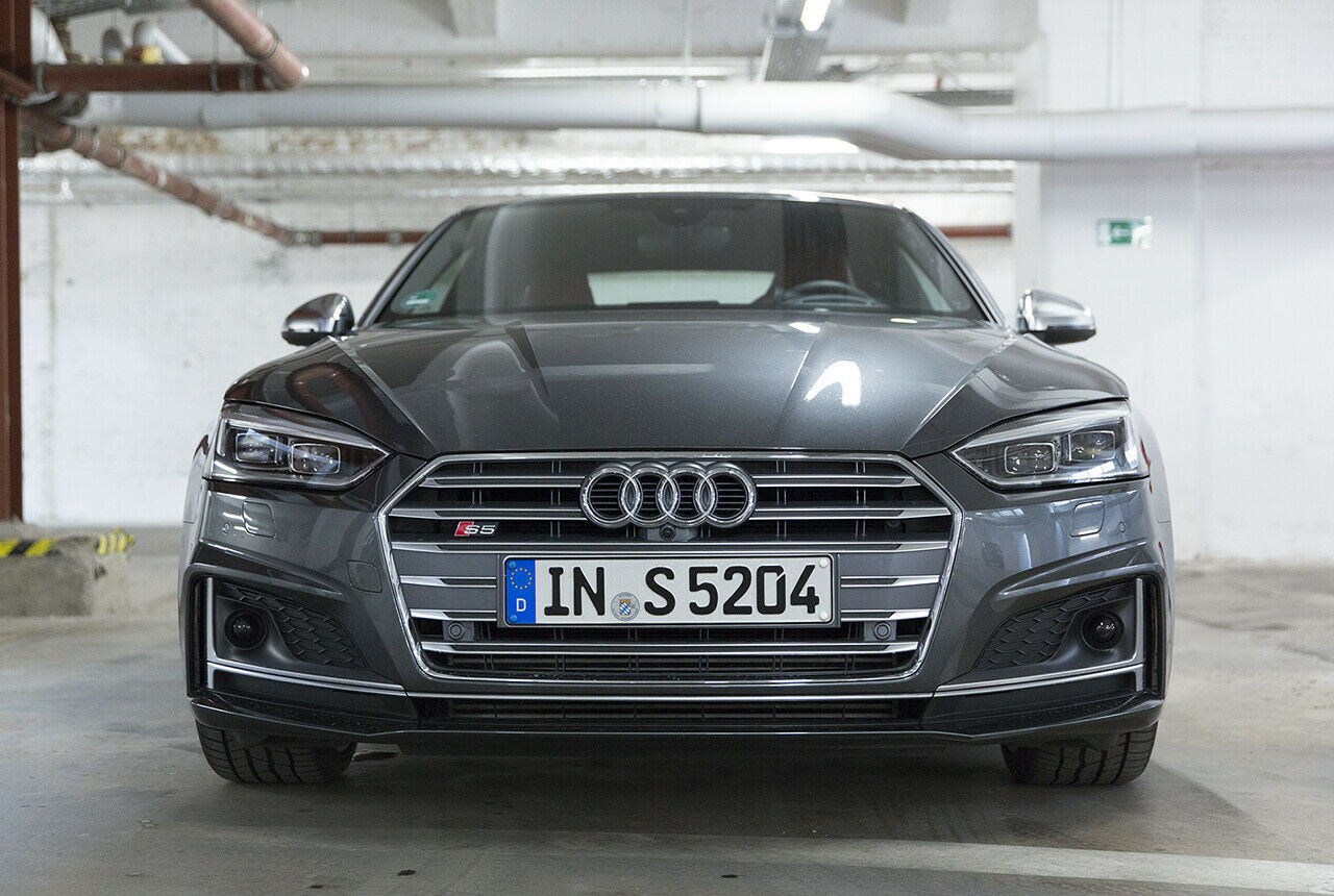 Die Motorhaube des S5 reicht komplett bis an den Kühlergrill, dadurch stört keine Fuge die Front