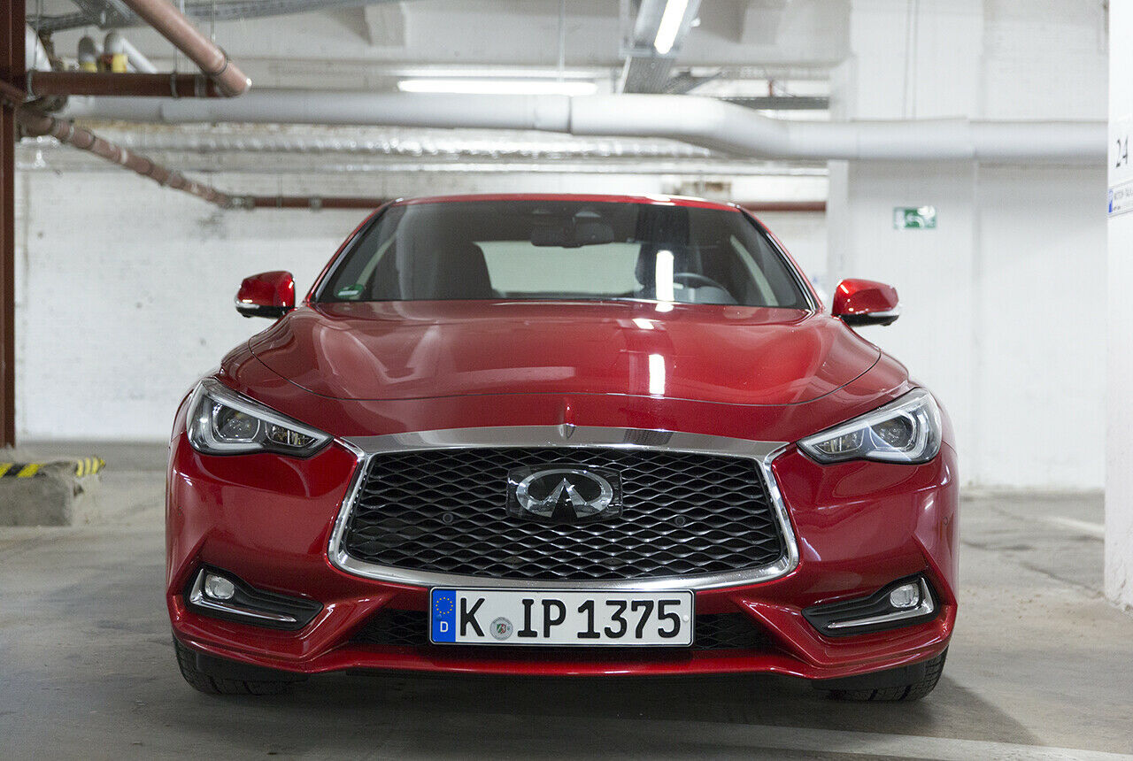 Infiniti setzt die Motorhaube Sportwagen-typisch auf den Vorderwagen