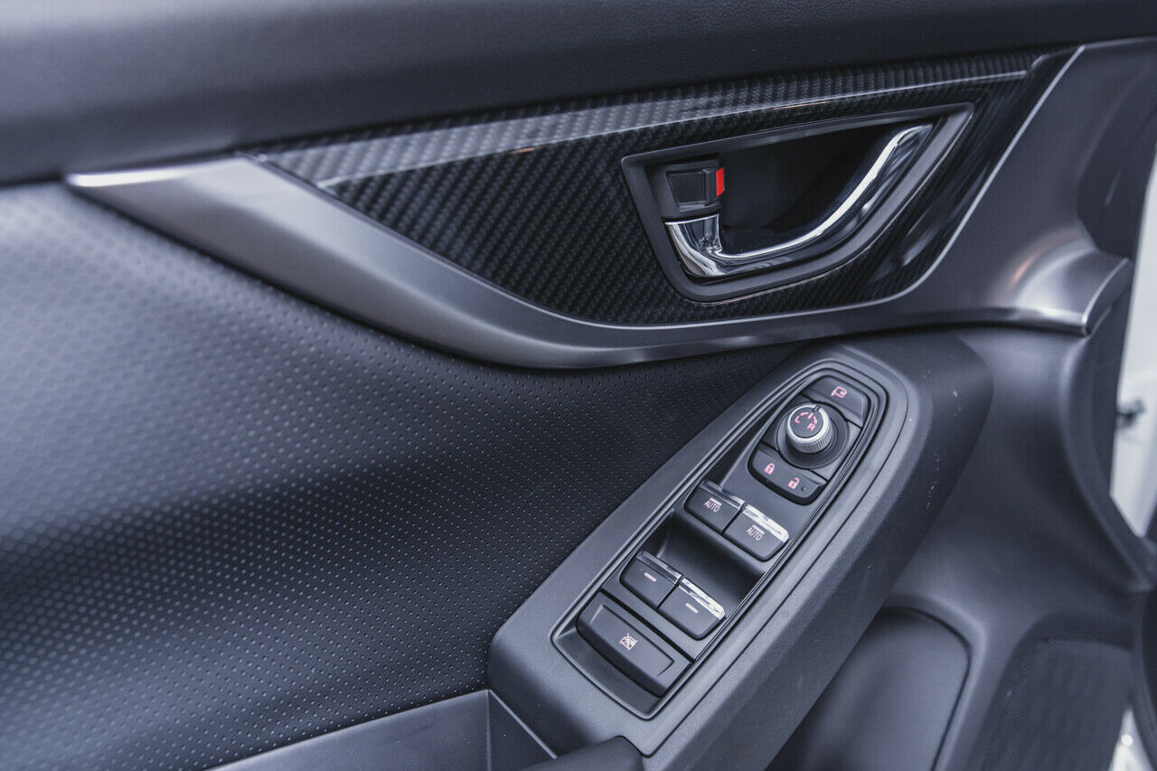 Die Türverkleidung des Subaru Impreza: Einlagen in Carbon-Optik