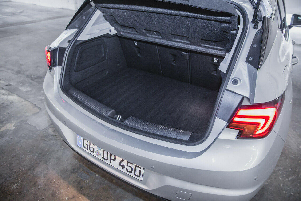 Der Gepäckraum des Opel Astra fasst 370 bis 1.210 Liter. Die Lehnen der hinteren Plätze fallen bei unserem Testmodell gesondert