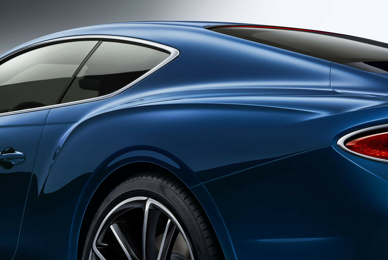 Bentley formt die Alu-Bleche der Karosserie bei 500 Grad Hitze