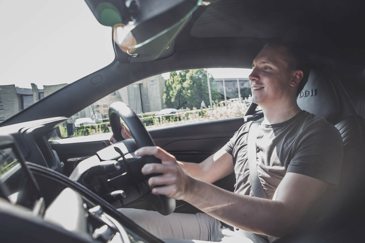 Vergleichsfahrt im Rechtslenker: Der V12 hat mehr Power, wiegt aber mehr