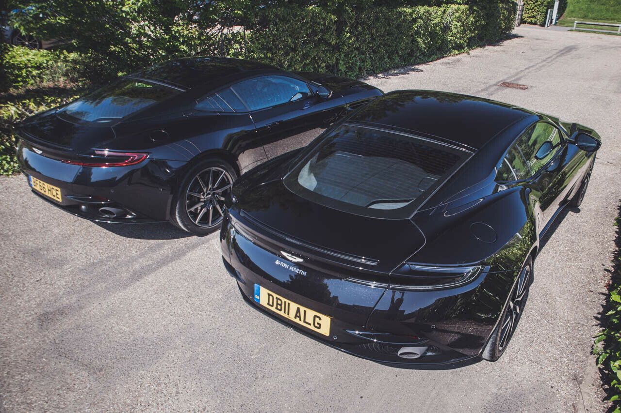 Dem V8 setzt Aston den Markennamen ans Heck. Der Schriftzug fehlt beim V12