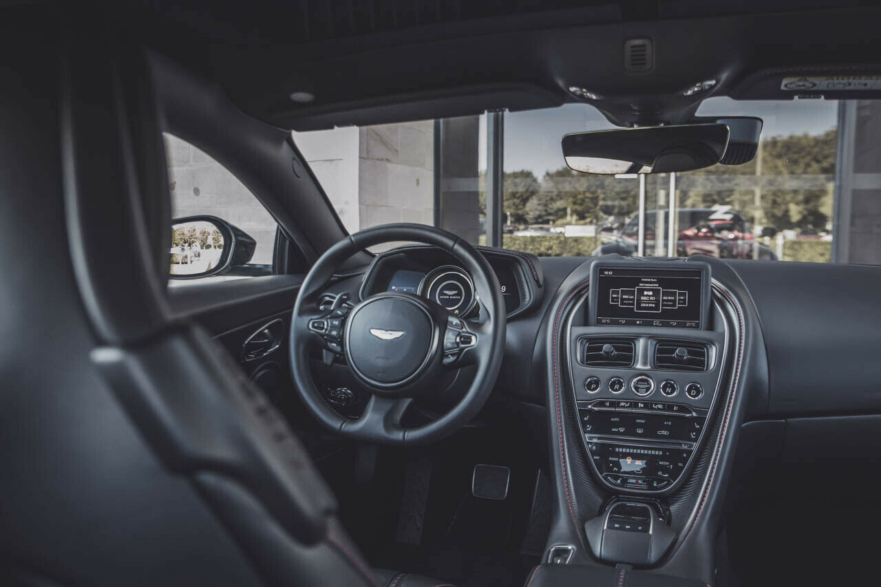 Viele Materialien im Innenraum: Leder, Karbon, Kunststoff