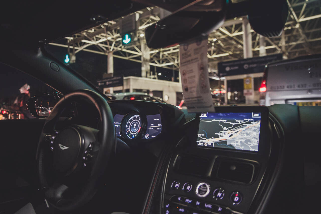 Unterwegs im Aston: Anstehen am Autozug