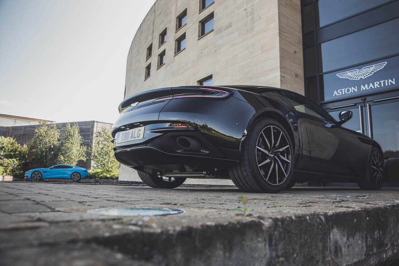 Der DB11 baut auf einer neuen Aluminium-Plattform auf. Ganz ohne Schweißnähte: Aston klebt und nietet