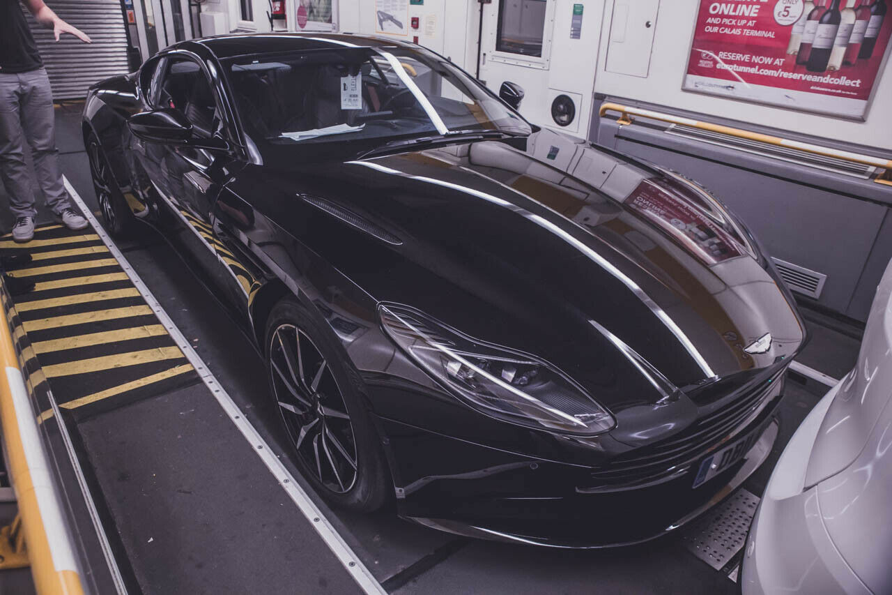 Presspassung: Die Spur ist kaum breiter als der Aston