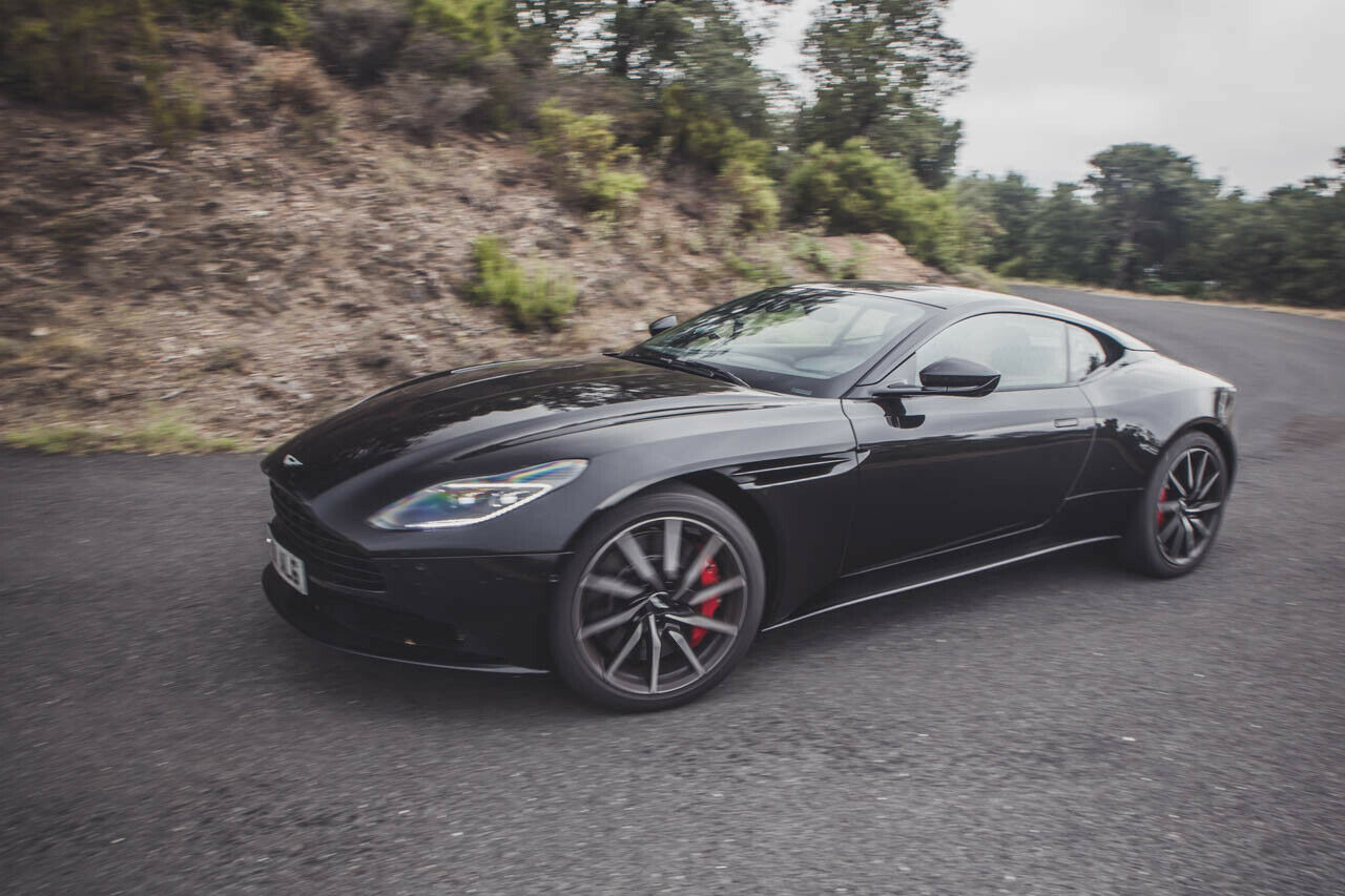 Breite Spreizung: Der Aston fährt auf der Autobahn komfortabel, auf Serpentinen sportlich