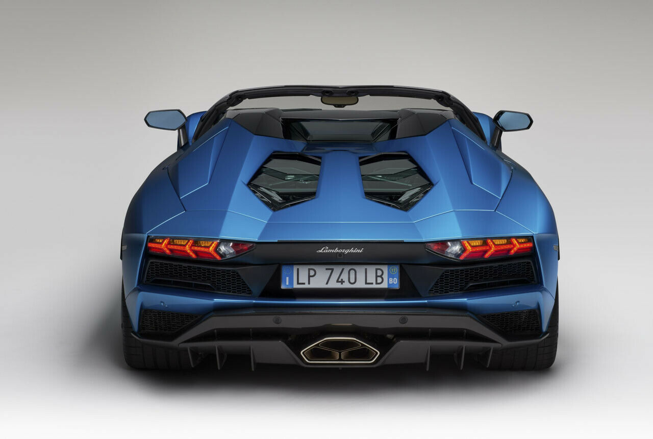 Die beiden Dachteile des Roadster lagern unter der Fronthaube