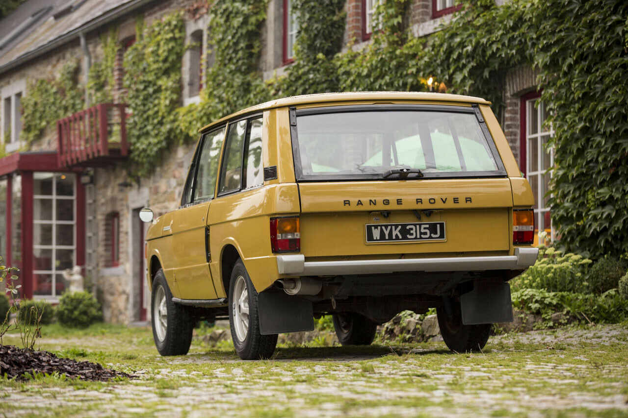 Wer im Glashaus sitzt: Durch die großen Fensterflächen und die hohe Sitzposition bietet der Classic-Range Rover eine gute Übersicht