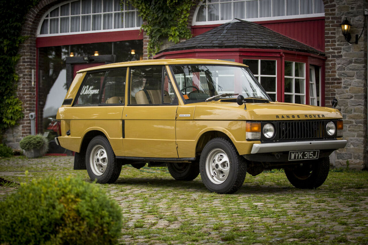 Gut erhalten, nicht gut restauriert. Und auch die Farbe dieses Range Rover ist noch original: Bahama-Gold