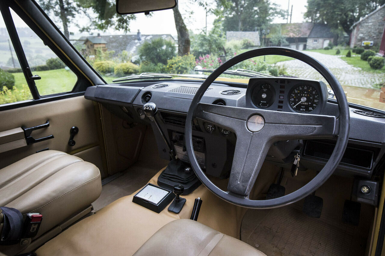 Luxus sieht anders aus, doch in Summe ist die Materialauswahl im Classic Range Rover stimmig. und funktional: Der Innenraum soll per Wasserschlauch gereinigt werden können