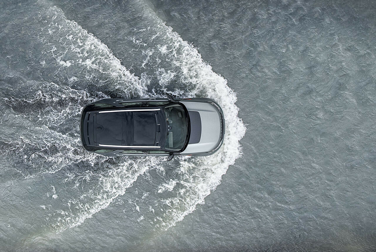 Kein Bild verdeutlicht den „Go-anywhere-Anspruch“ der Land Rover Discovery SVX besser
