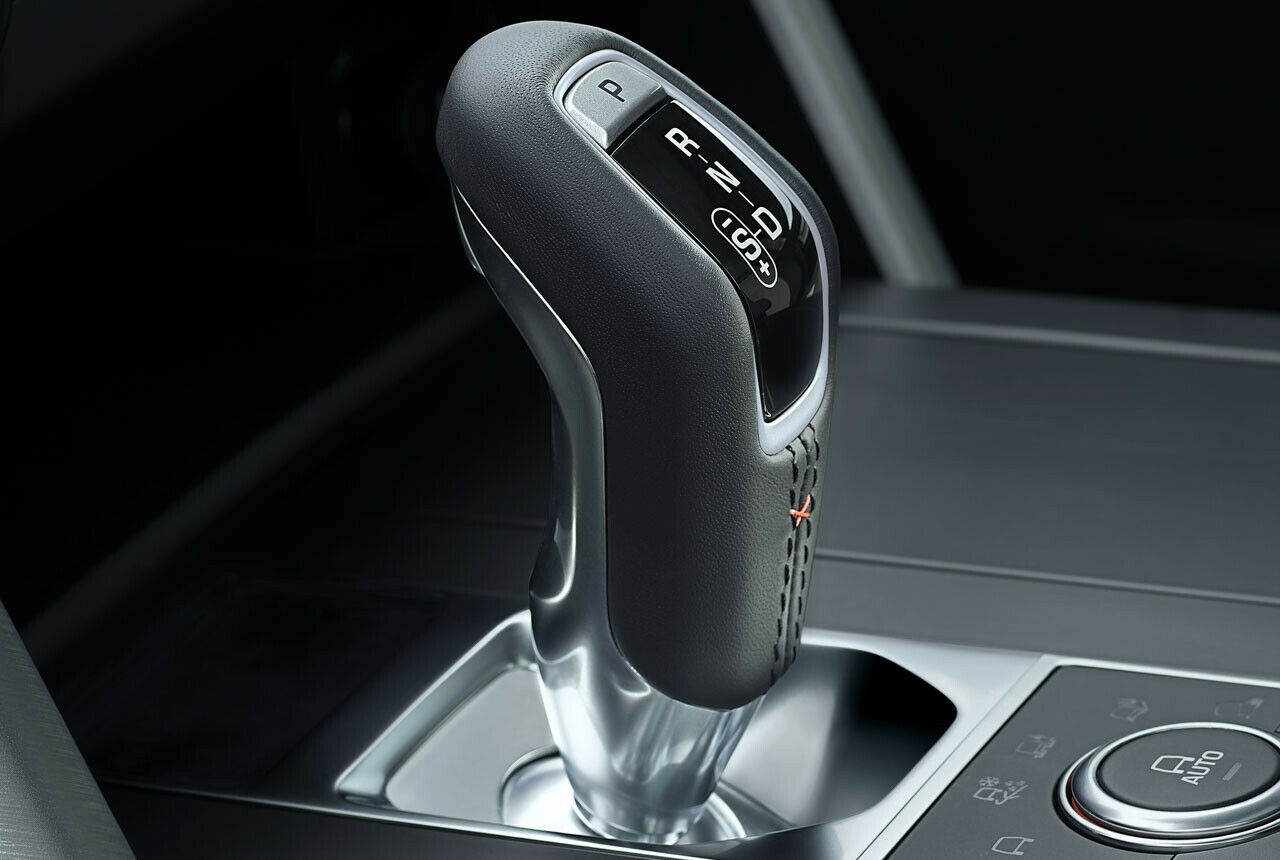 Mach mal Pause, Drehregler. Im Land Rover Discovery SVX sitzt wieder ein klassischer Pistolen-Schalthebel