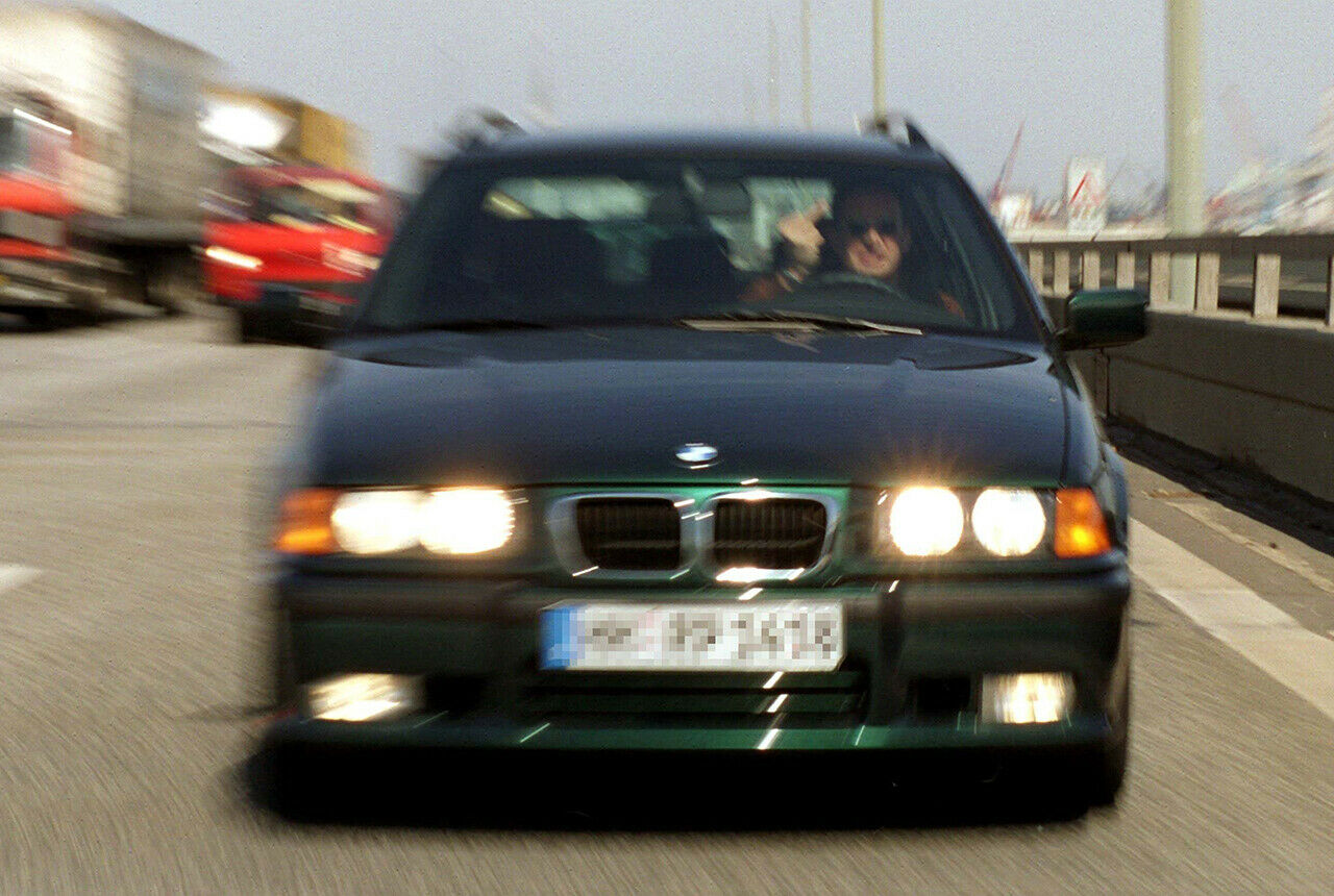 Klar, auf der Bahn per Lichthupe Druck machen ist verboten. Doch: Auch die Kommunikation per Lichthupe im innerst&auml;dtischen Kreuzungsbereich ist nicht erlaubt. Darauf weist das Institut f&uuml;r Zweiradsicherheit (ifz) hin