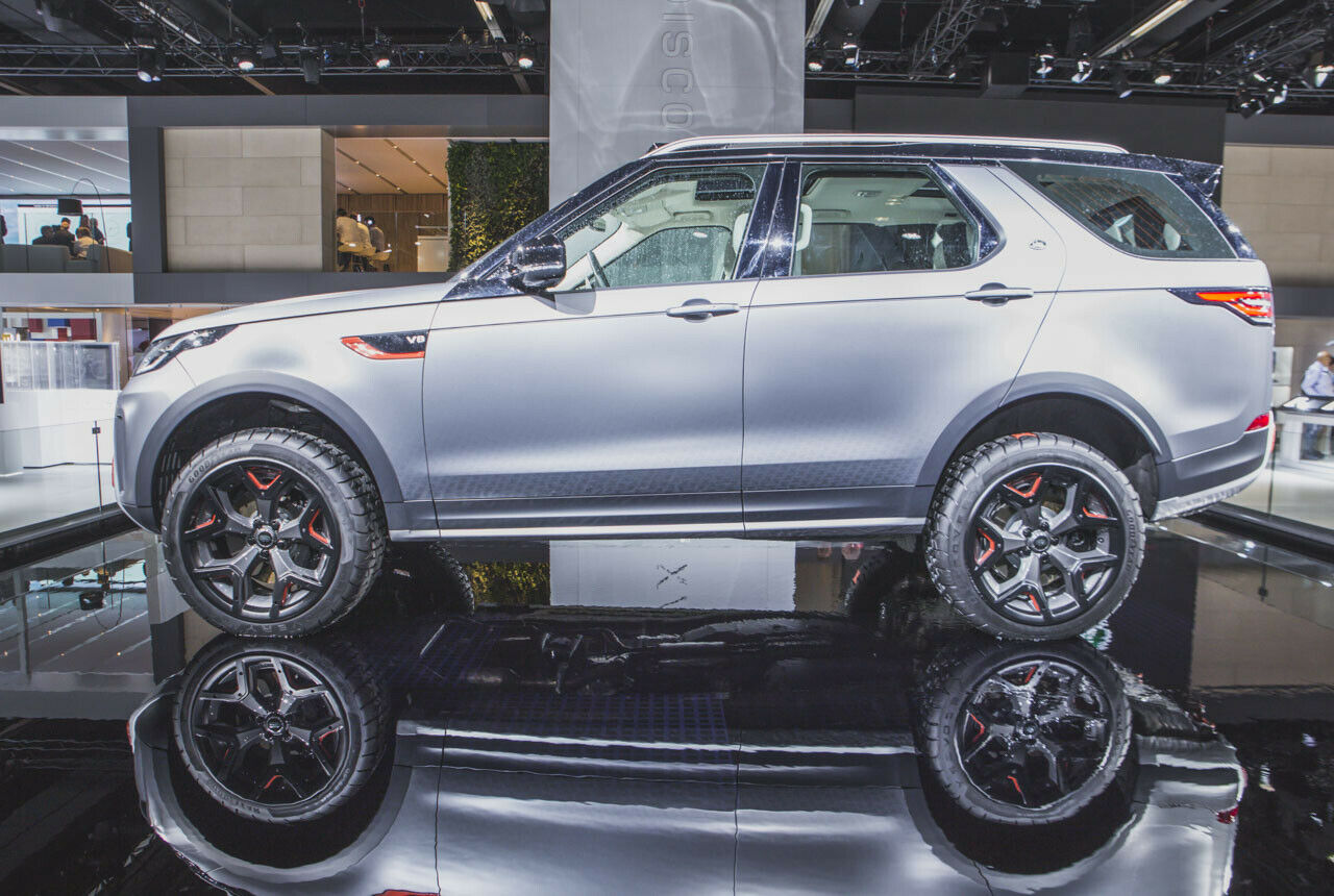 Der Land Rover Discovery SVX kommt mit einem Kompressor-befeuerten V8-Aggregat mit 5,0 Litern Hubraum
