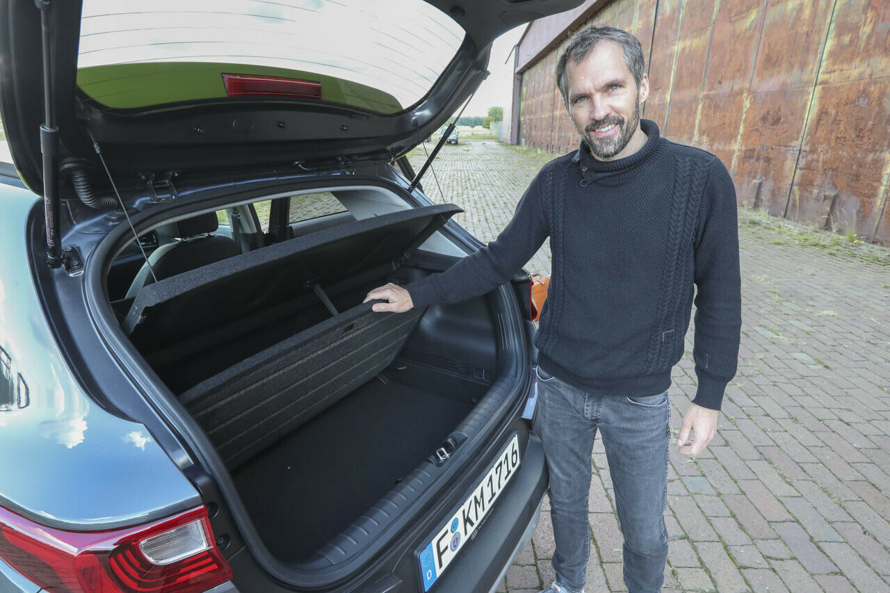 Der doppelten Kofferraumboden mit dem praktischen Häkchen zum festhängen gibt es serienmäßig