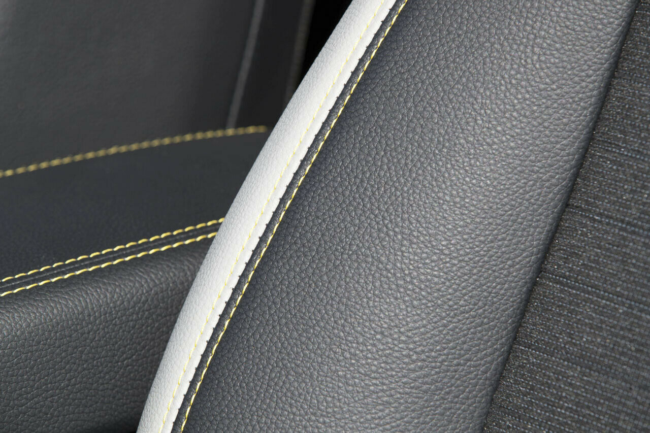 Die Stoff-Kunstleder-Kombi gibt es in der Ausstattung Spirit