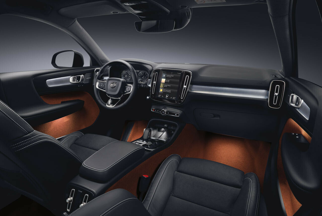 Das Grundlayout im Innenraum mit dem vertikal ausgerichteten Bildschirm kennen wir aus den größeren Brüdern des Volvo XC40