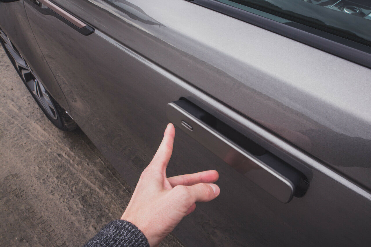 Die Türgriffe verschwinden in der Karosserie, das macht den Blick in den Außenspiegel zu etwas Besonderem