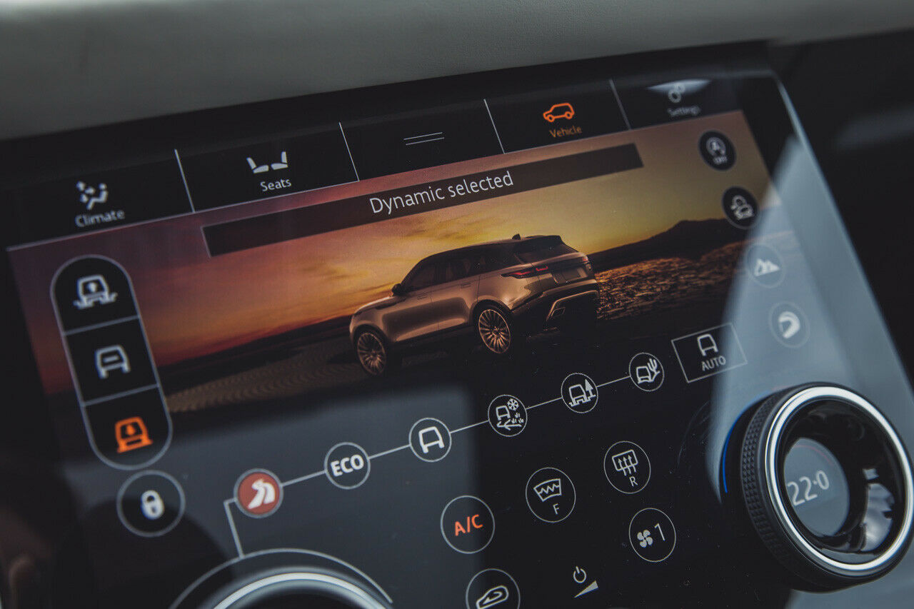 Neben dem hochauflösenden Mäusekino bringt der Range Rover Velar die größte Offroad-Kompetenz im Vergleich mit