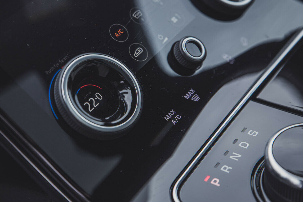 Jetzt zeigt der Drehregler die Temperatur an. Nach einem Druck auf eine Schaltfläche weiter oben regelt er die Fahrmodi