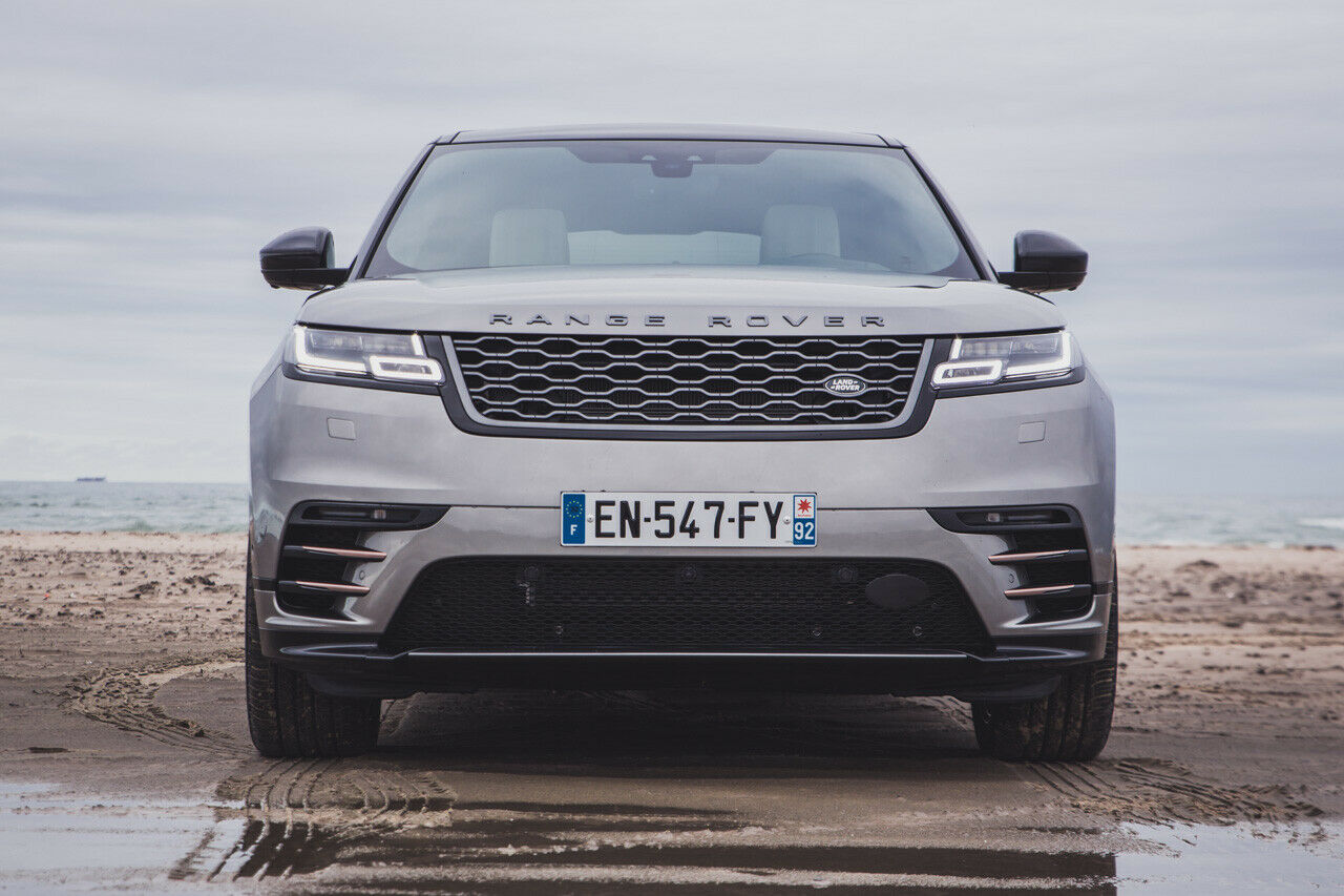 Der Range Rover Velar tritt am vorlautesten auf, die hohe Haube wirkt bullig