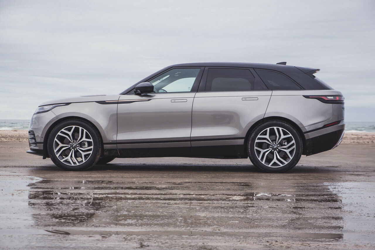 Mit 4,80 Metern Länge nähert sich der Velar von den Maßen schon der Oberklasse