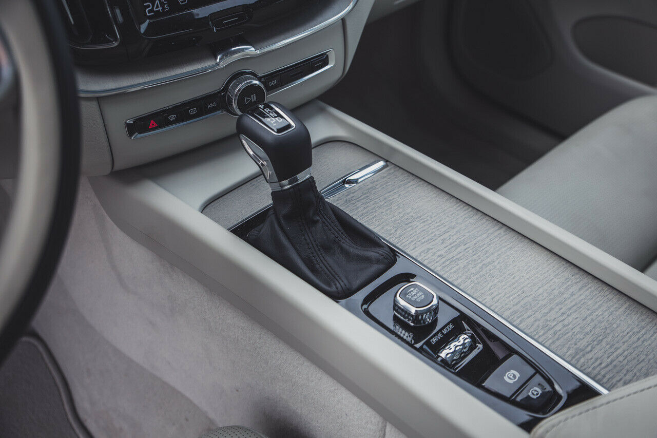 Das helle Holz im XC60 sieht toll aus, fühlt sich gut an und verschönert die Jalousie in der Mittelkonsole. Da sieht man bei anderen Dekors die einzelnen Elemente