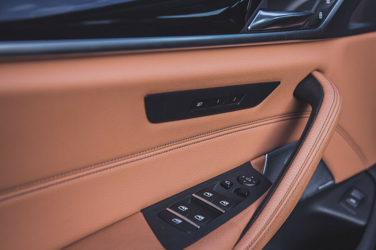 In den Türen wirkt der BMW nicht ganz so extravagant-edel wie der Volvo