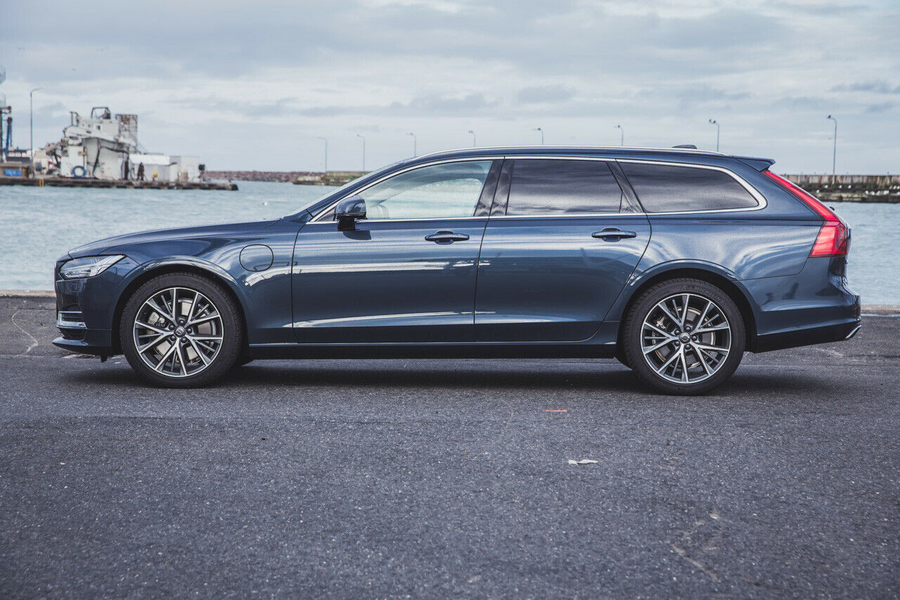 Der Volvo misst 4,94 Meter, der Radstand ist üppig, aber kürzer als im 5er-BMW