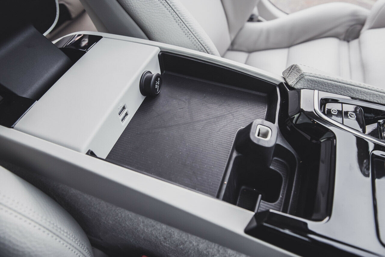 Akkus im Mitteltunnel schränken den Platz fürs Staufach stark ein