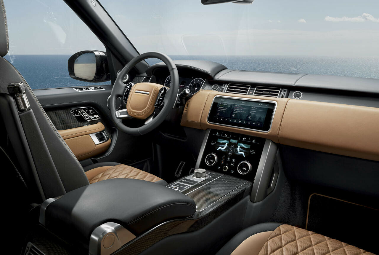 An der Mittelkonsole des überarbeiteten Range Rover sitzen gleich zwei Touchscreens: Einer für die Infotainmentfunktionen, einer für Fahrzeugfunktionen