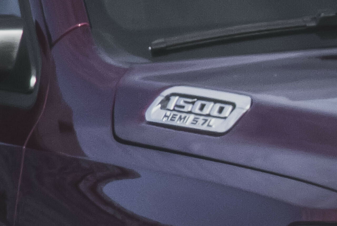 Hemi 5,7 l: Vier Buchstaben, zwei Zahlen, ein Versprechen. Den mehr als 400 PS starken V8 wird es im neuen Ram 1500 weiterhin ge
