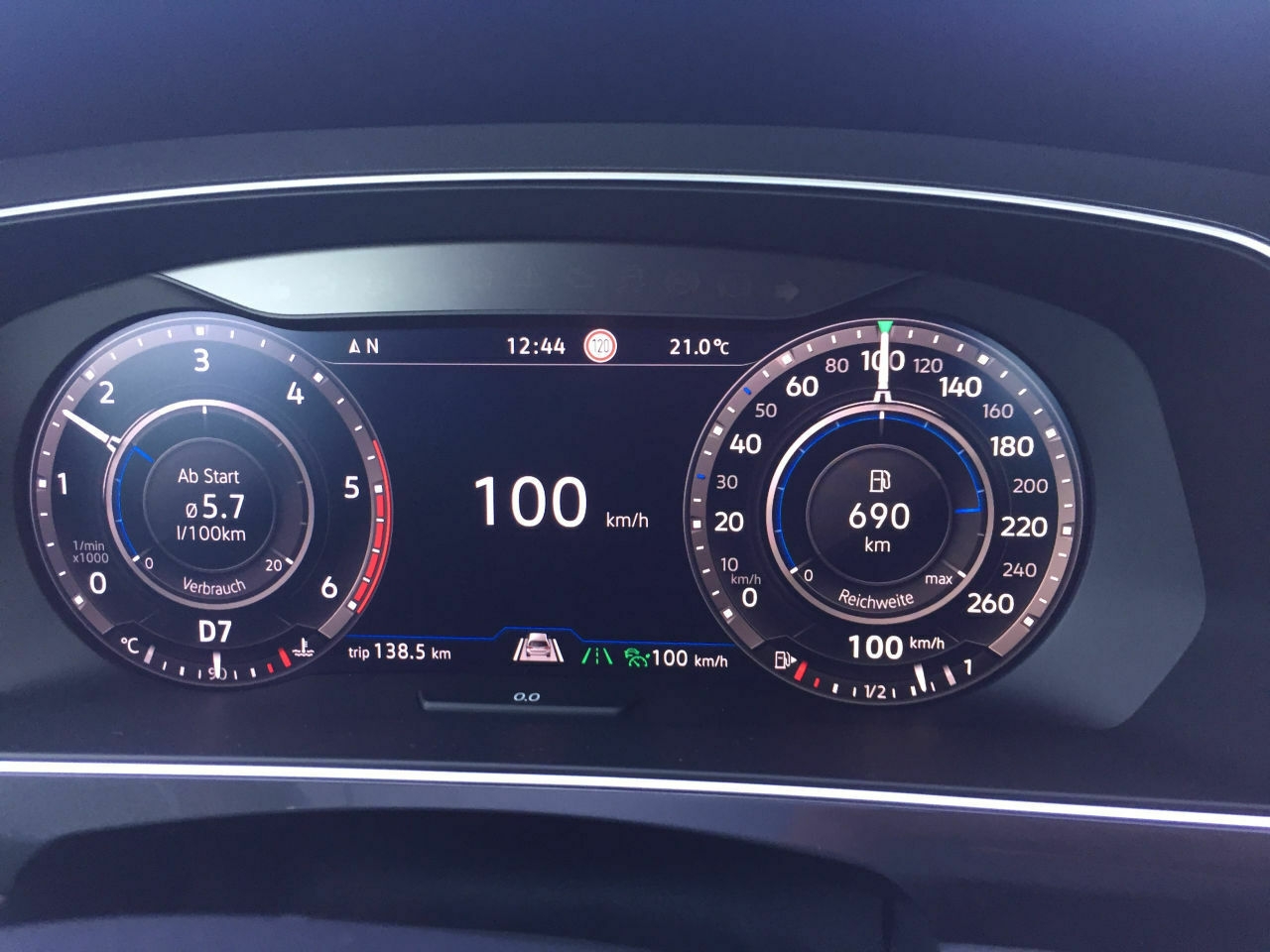 "Bei 100 km/h pendelt sich der Verbrauch bei ca. 5,7 l/100 km ein", schrieb Kostas.