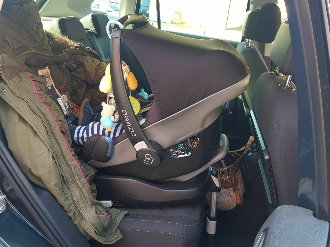 Die Babyschale ist fest verankert