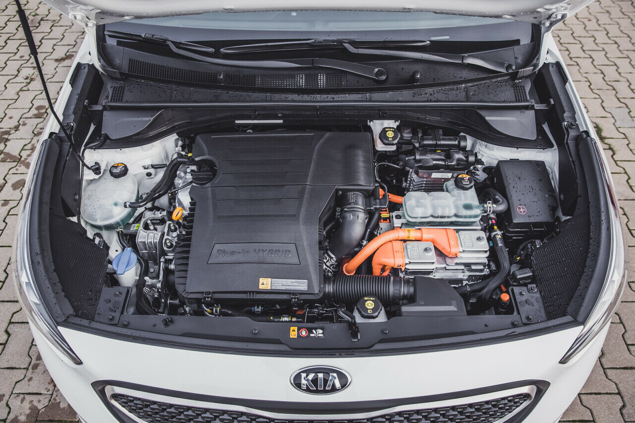 Der 1,6-Liter-Saugbenziner im Kia Niro Plug-in wirkt relativ laut. Womöglich aber nur im Kontrast zur Elektrostille