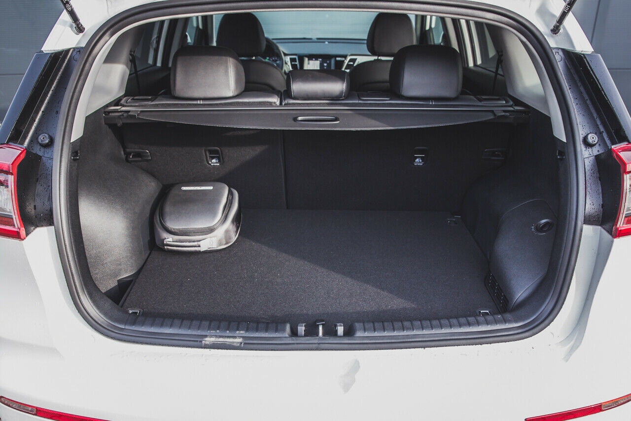 Schulranzen vergessen? Der mit Klettverschlüssen am Kofferraumboden befestigte Behälter dient als Aufbewahrungsort für das Ladekabel