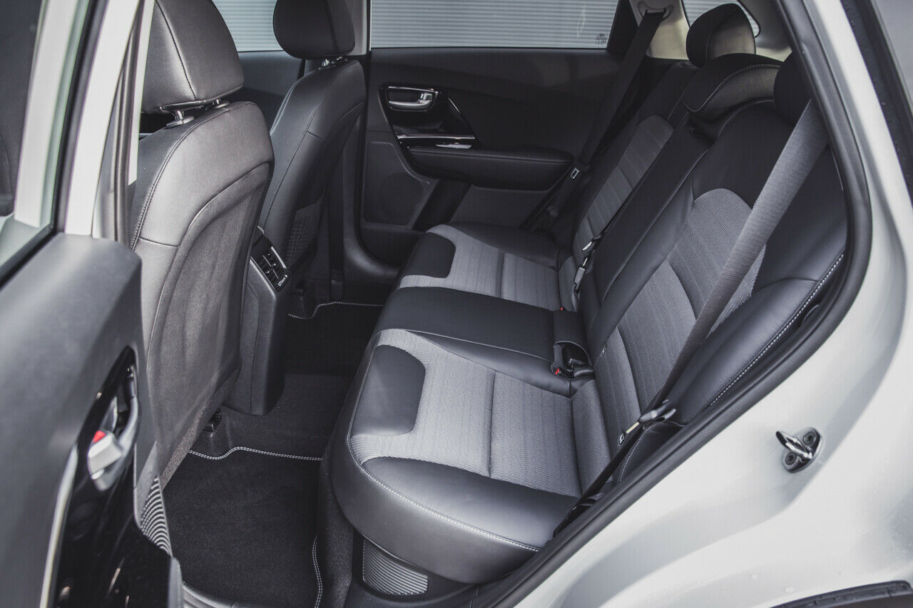 Der Radstand des Kia Niro beträgt 2,70 Meter - mehr als beim größeren Kia Sportage. Das wirkt sich positiv auf die Platzverhältnisse in der zweiten Reihe aus