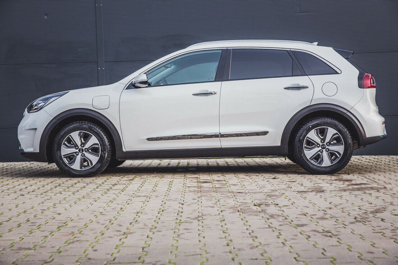 Der Niro ordnet sich in Kias SUV-Palette unterhalb des Mittelklasse-Modells Sorento und dem Kompakten Sportage ein. Der Neuling misst 4,35 Meter