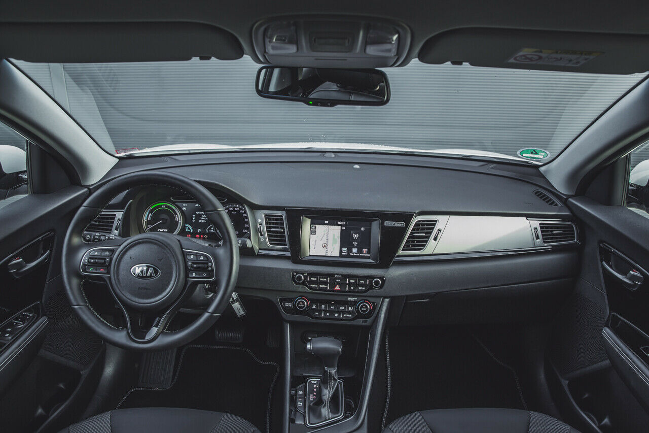 Der Innenraum des Kia Niro: Dass sich eine Kontrastfläche über dem Handschuhfach gut macht, wusste schon Rolls Royce beim Phantom