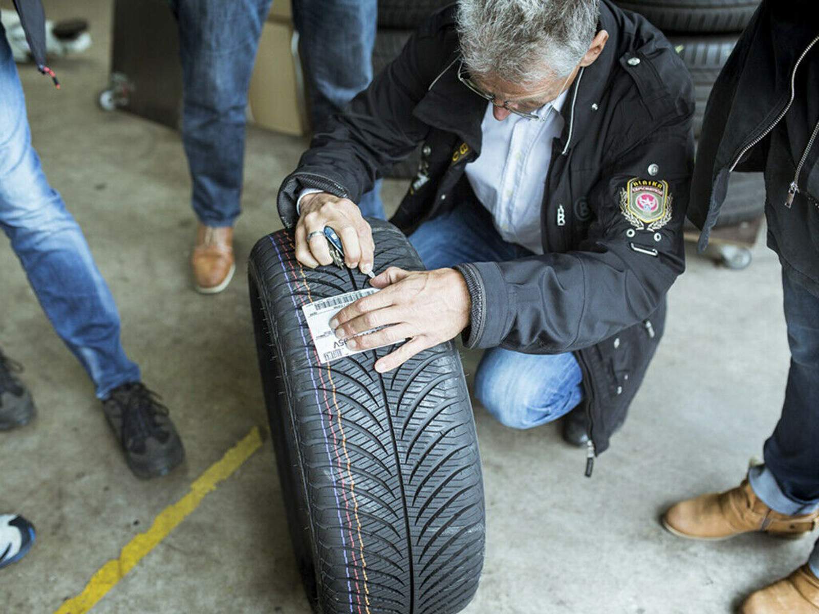 Der Reifenhändler zeigt den Testern das Profil des Goodyear Vector ...
