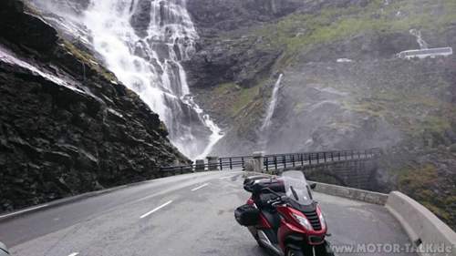 24-trollstigen-auf-der-bruecke