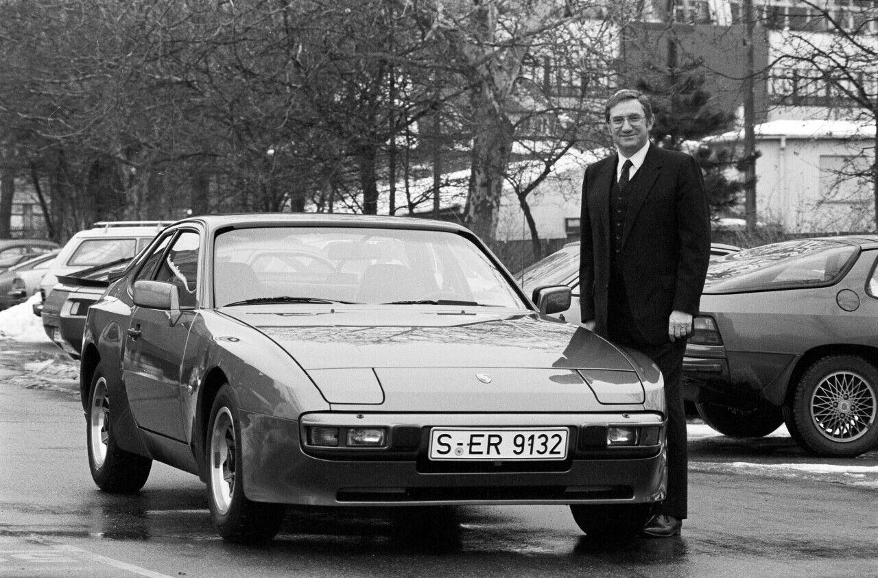Peter W. Schutz vor einem Porsche 944 (aufgenommen Anfang 1982 in Zuffenhausen)