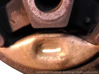 Motorlager rechts - Metallhülse und Anschlag der bei defektem Lager das Klacken erzeugt