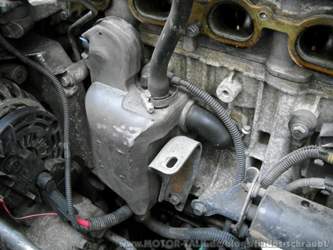 Ölfalle schon gemacht. In der Mitte der Halter für die Ansaugbrücke durch den die Schraube geht, die man kaum findet.