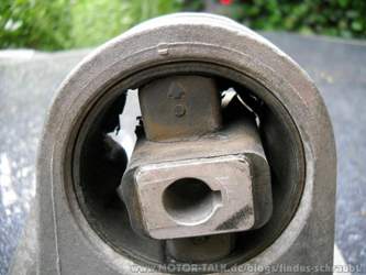 Drehmomentstütze oben mit Rissen