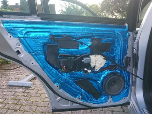 Tuer-Blech hinten Alubytul und etwas Schaumstoff.jpg