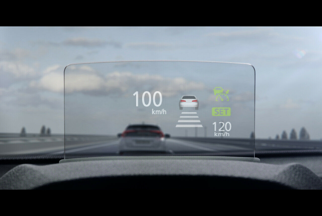 Das aufklappbare Head-Up Display im Mitsubishi Eclipse Cross: Sachlich und praktisch. Doch Infos über das Tempo-Limit zeigt es nicht