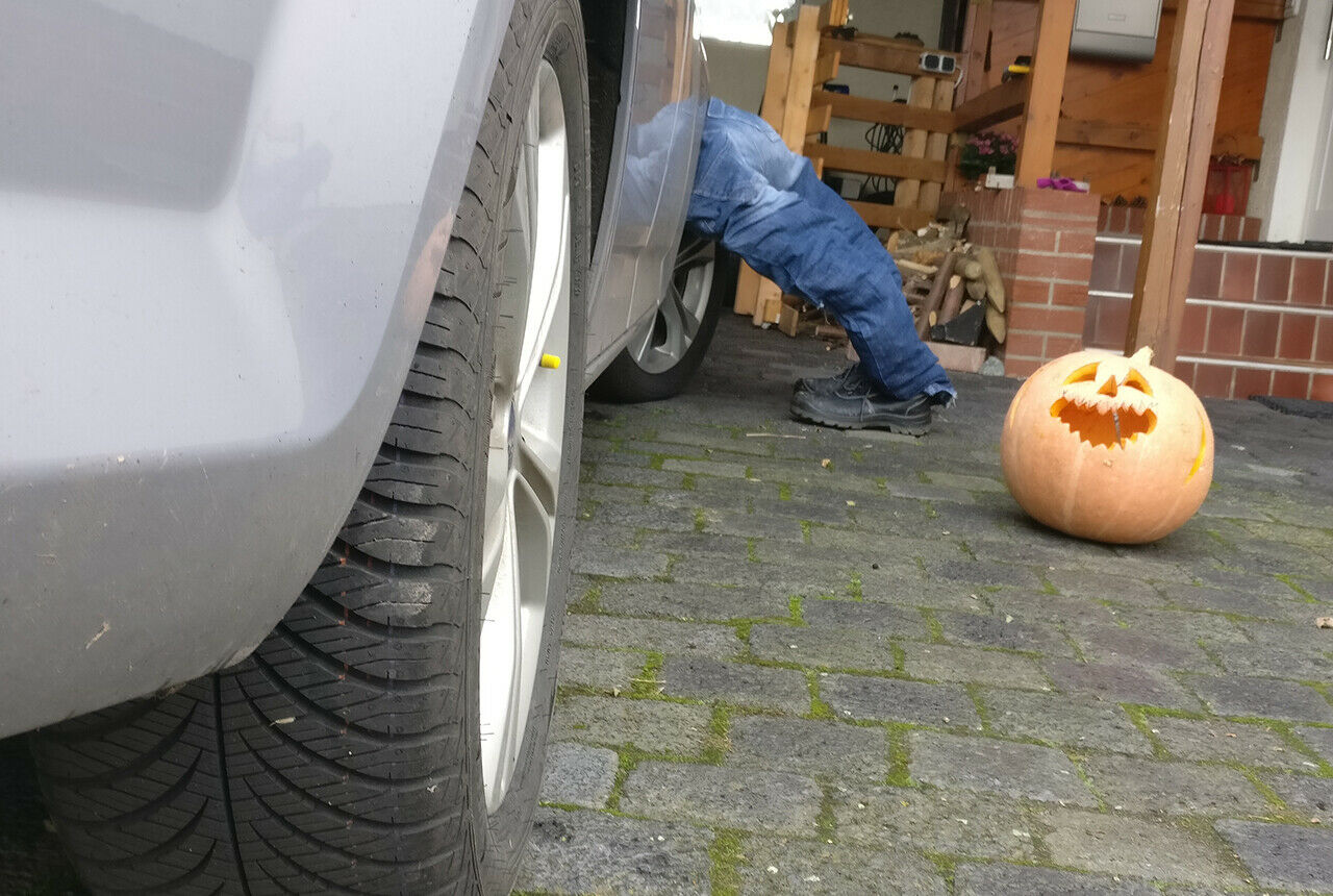Reifenwechsel an Halloween - Mathias hat sich einen netten Gag &uuml;berlegt